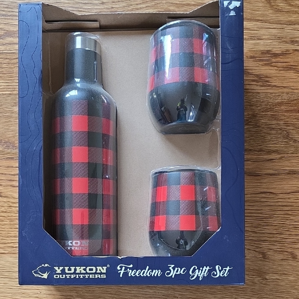 Yukon Outfitters Red and Black Plaid 3pc Gift Set